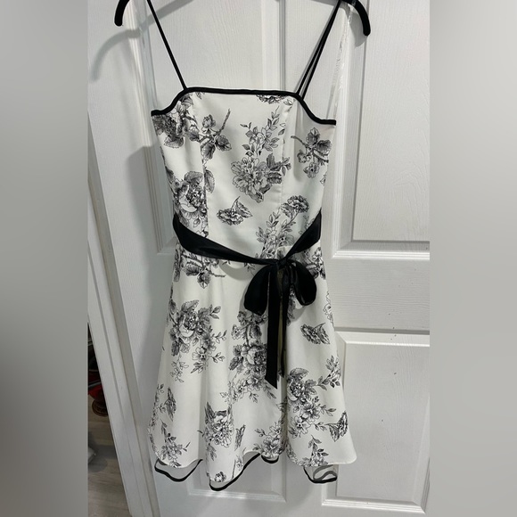B. Smart Black White Floral Cocktail Dress. Size 10. Tulle lined. Fit & flare. - Picture 1 of 5